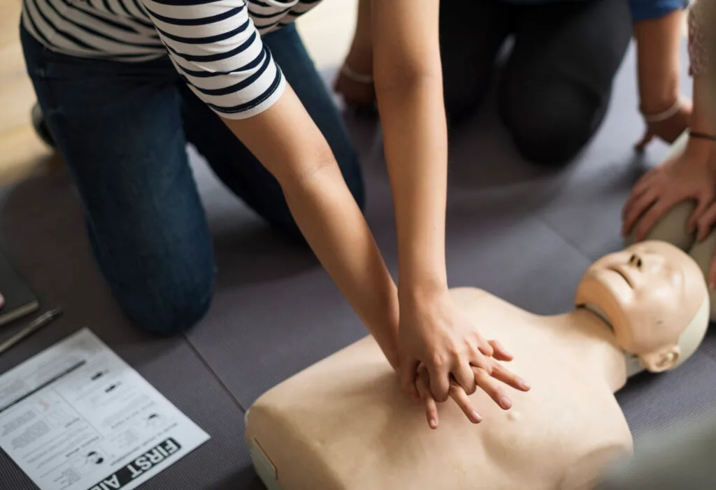 Perbedaan AED (Automated External Defibrillator) untuk Umum vs Defibrillator Klinis